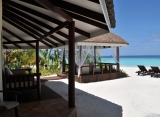 Kihaa Maldives - plážová vila s altánkom